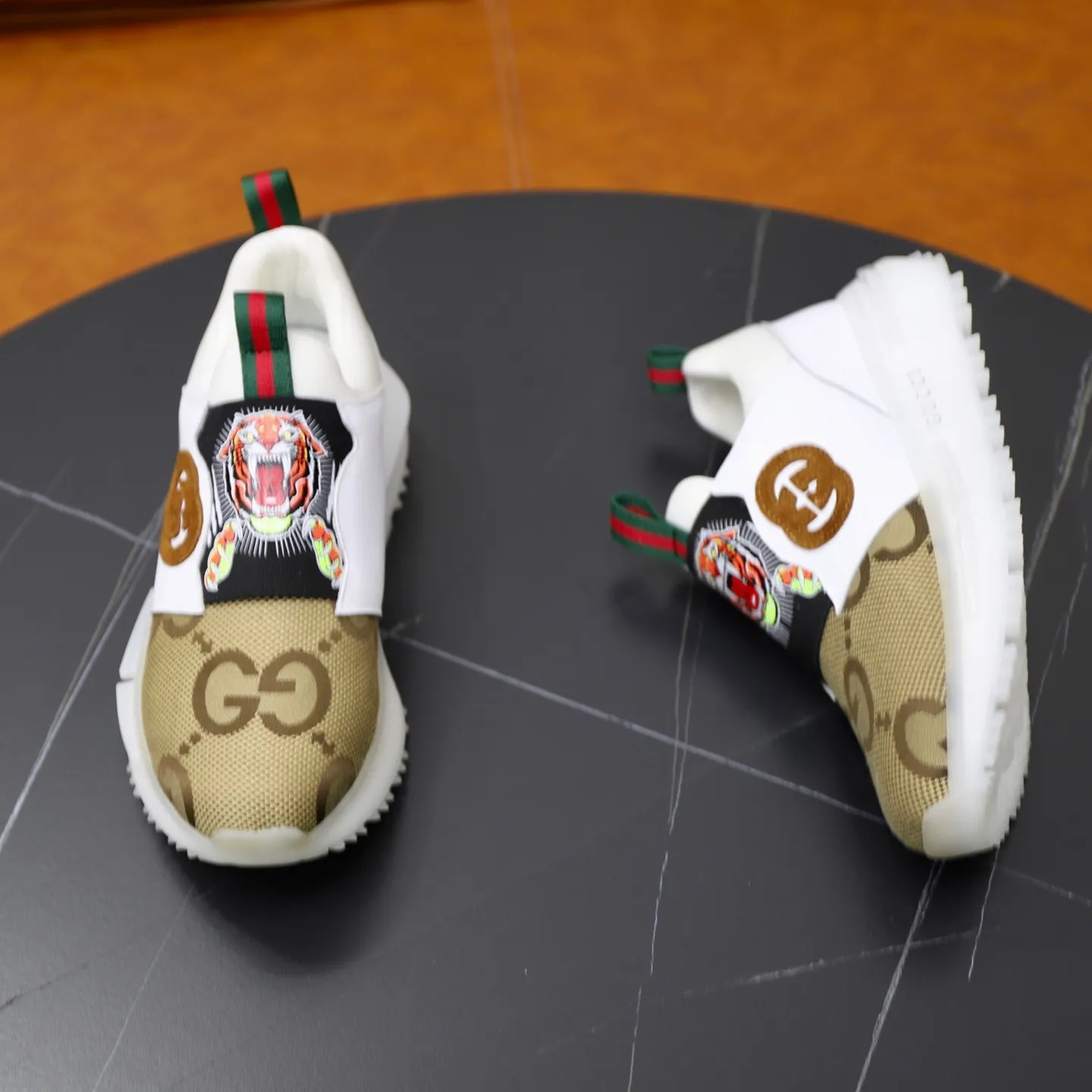 Ex-factory price: 462💰🙅‍♂️🙅‍♂️🙅‍♂️ Brand: GUCCI Standard code: 38-44 (45 customized) Grade: Same as the official website Material: Original cowhide material spliced with brand cloth Comfortable and breathable lining Lightweight and wear-resistant sports outsole Style category: Men's fashionable casual shoes Running sports shoes Distinguished luxury brand elements Top luxury color: actual picture color